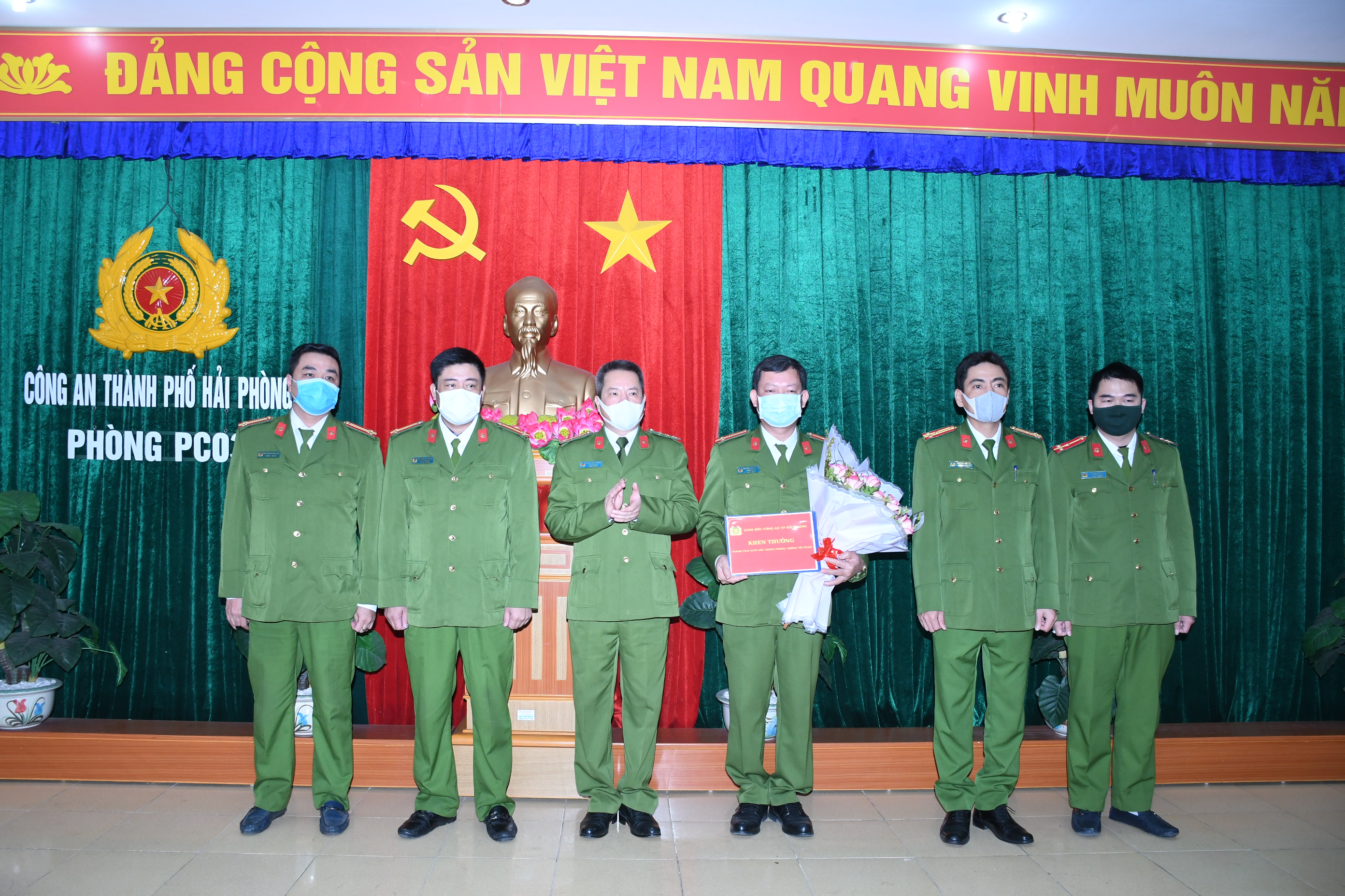 Khen thưởng Phòng Cảnh sát kinh tế- Công an thành phố